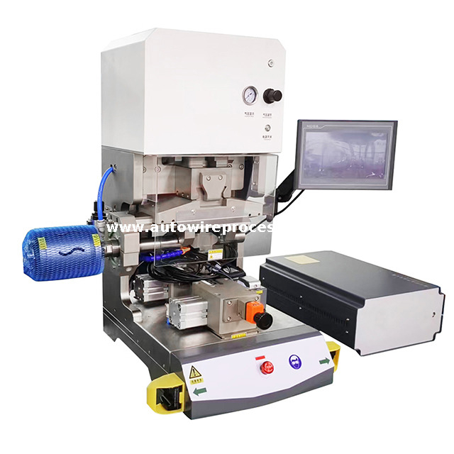 Machine de soudage de fil à ultrasons sur le connecteur