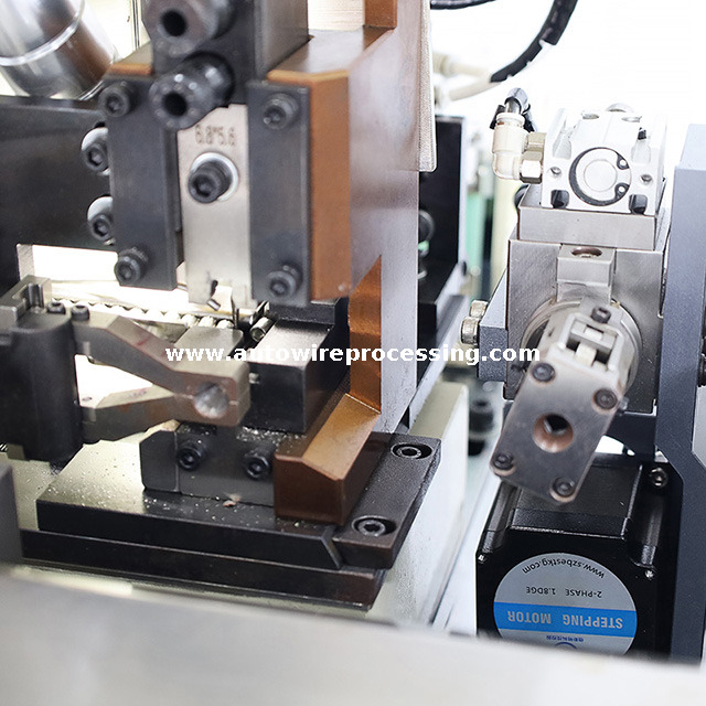 Câble entièrement automatique à deux extrémités Terminal Machine à sertier avec chargeur de plaque de vibration